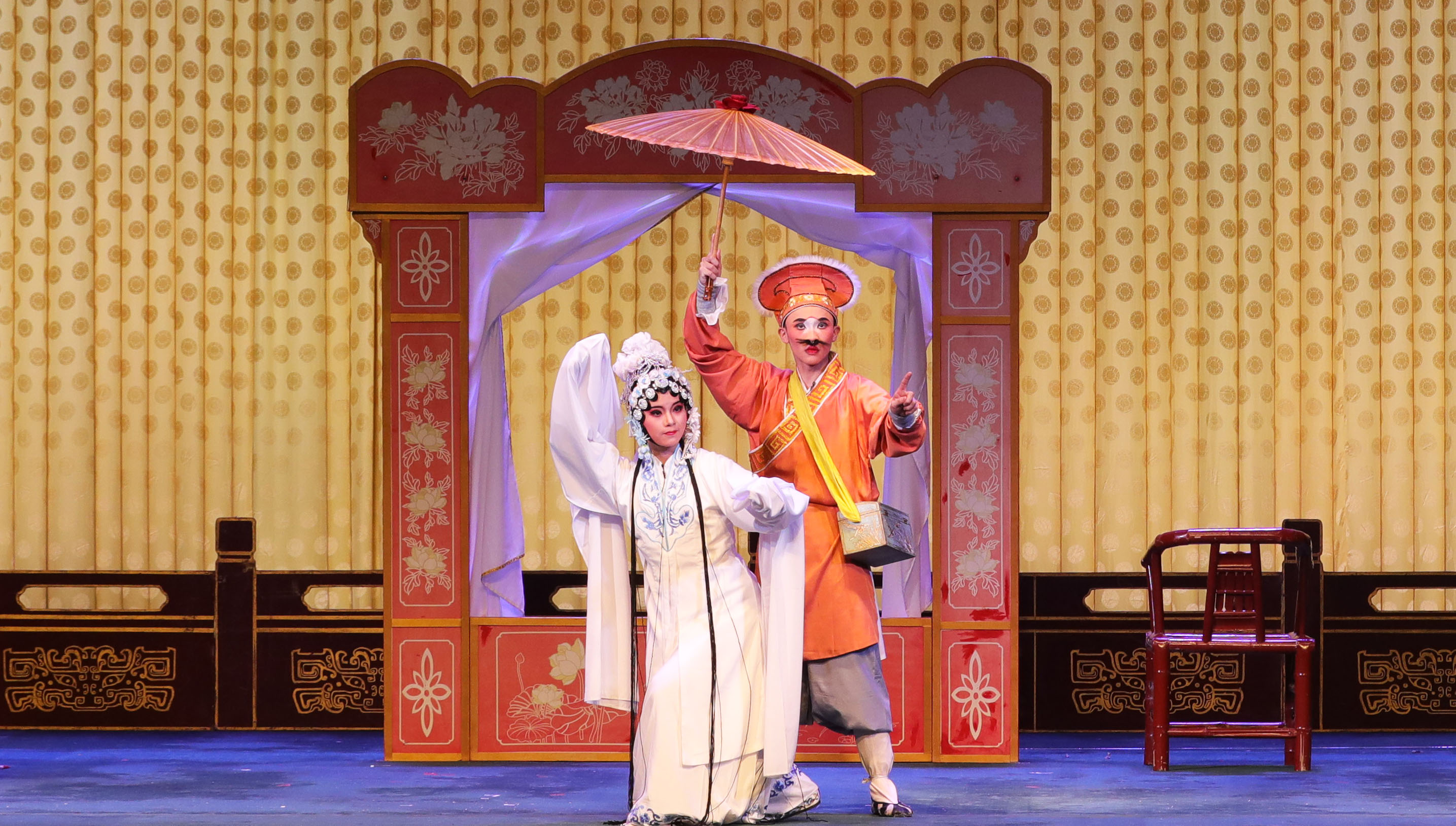 我校选派潮剧经典折子戏《柴房会》参加此次的展演活动,学生优美的